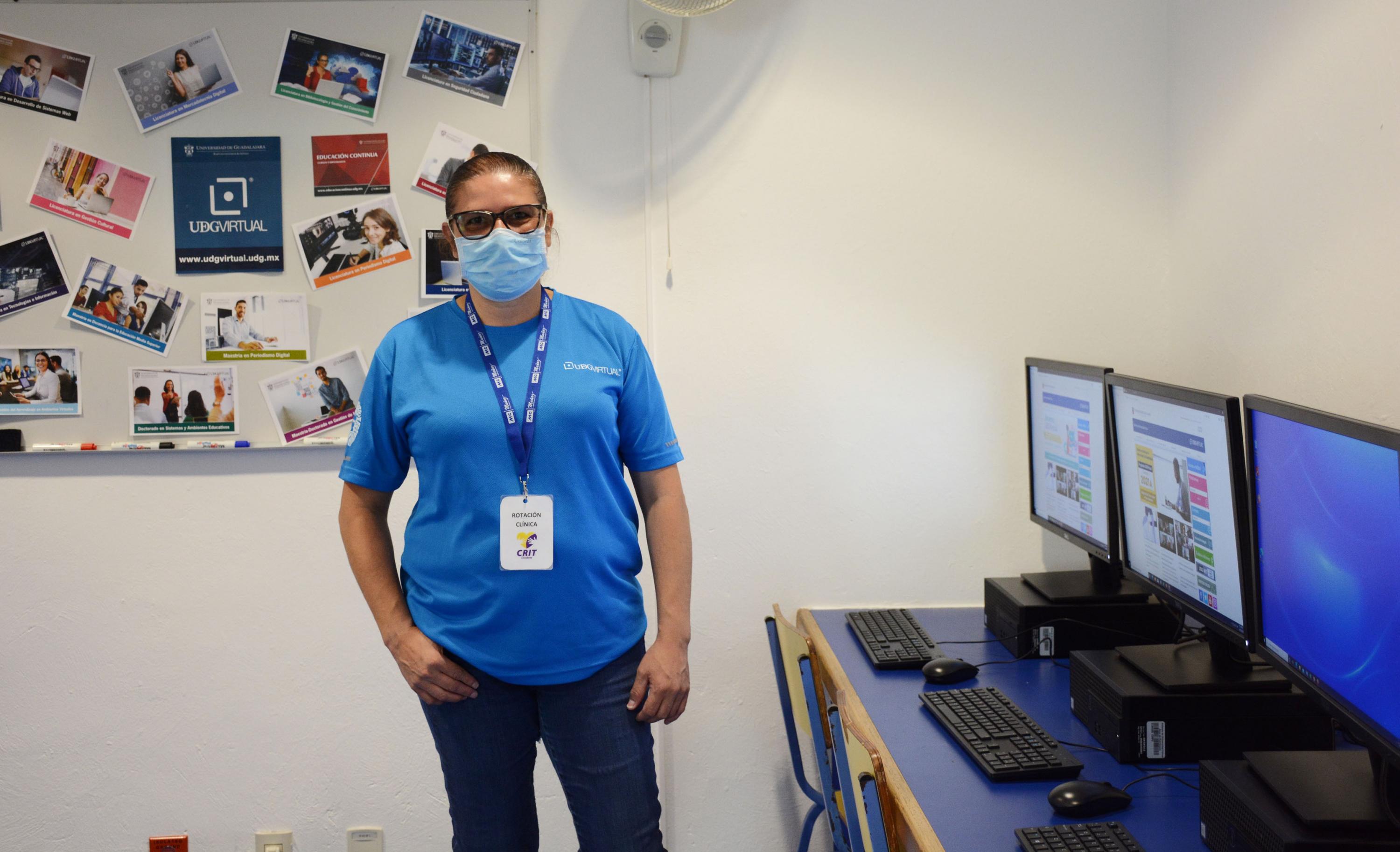 Por medio de una CASA Universitaria abierta al público, donde los usuarios reciben asesoría y tienen acceso a computadoras e internet para cursar sus estudios en línea