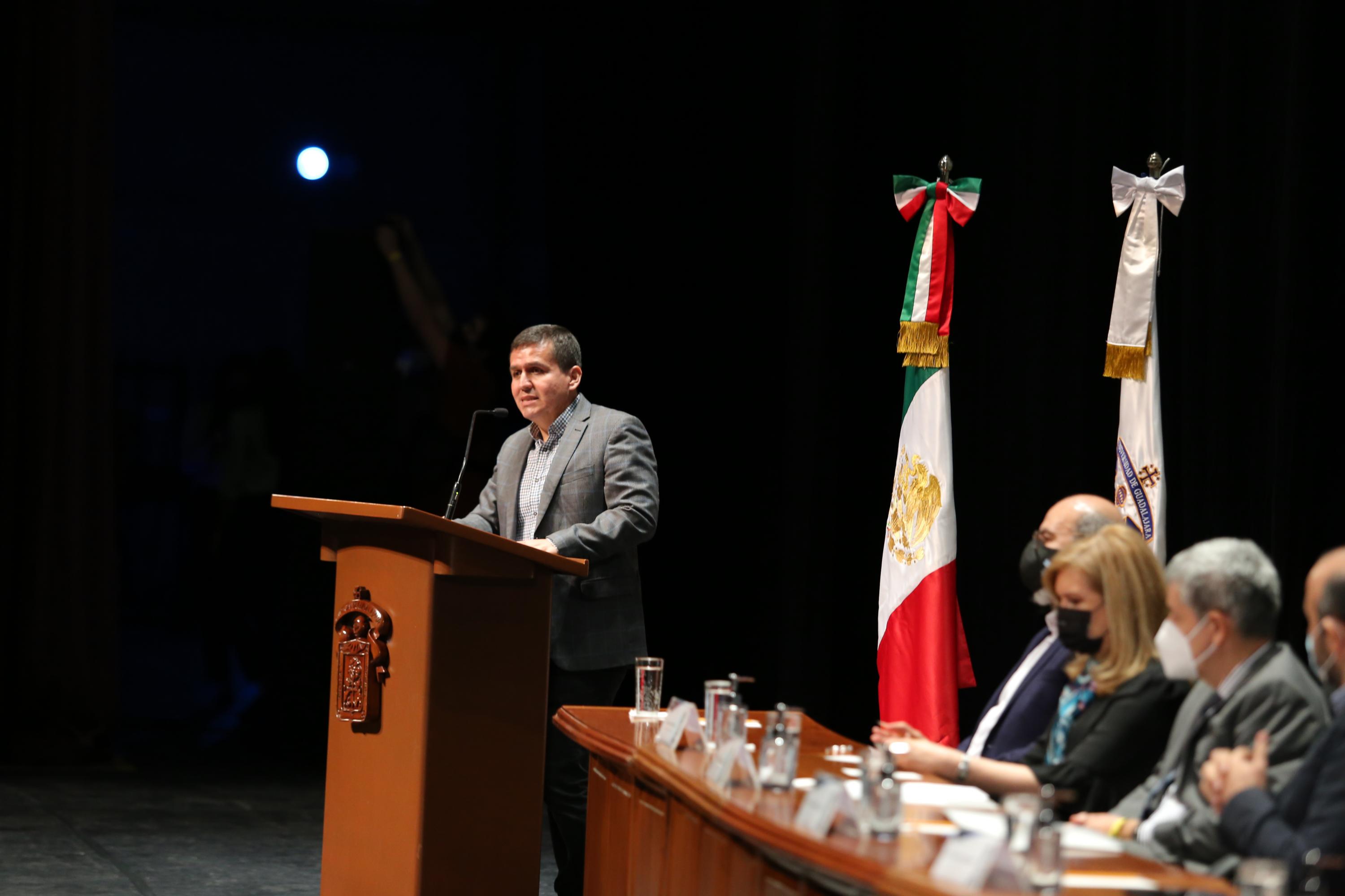 Autoridades universitarias reconocen su labor, en acto celebrado en Auditorio Telmex