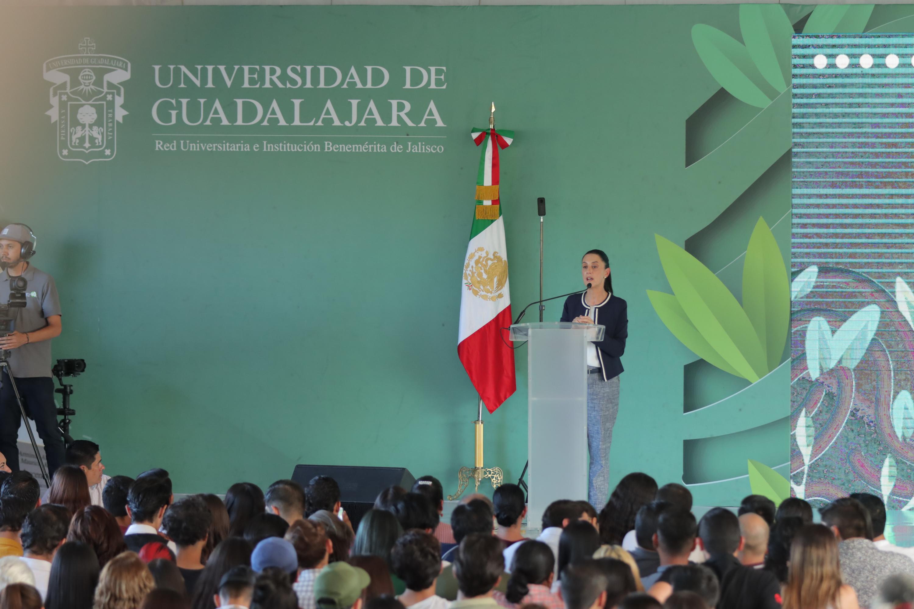  Al darle la bienvenida en las instalaciones del CUTonalá, el Rector General destacó la misión que tiene la Universidad de brindar educación a quienes más lo necesitan
