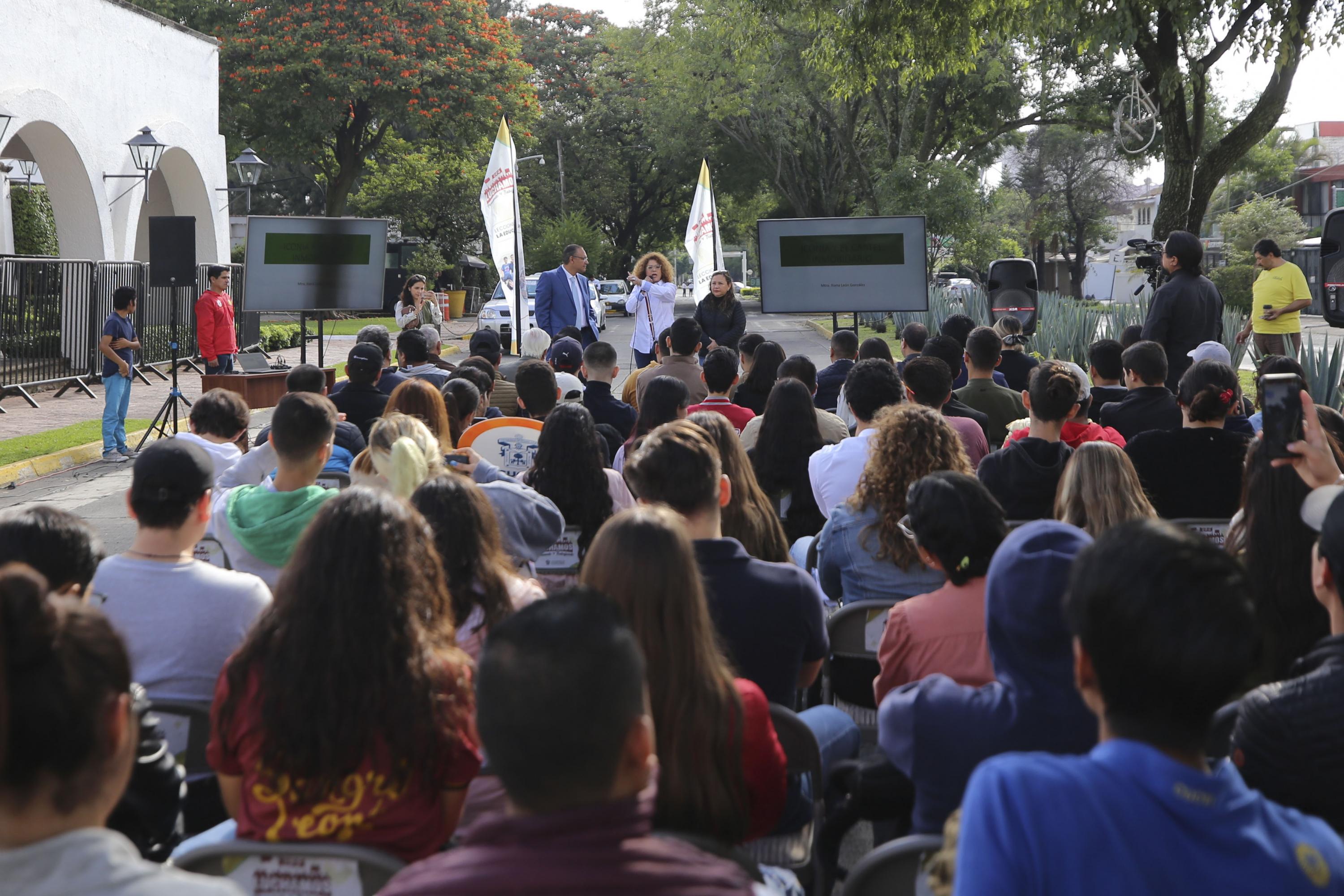 Realizan la cuarta master class “Lecciones por la educación”, frente a Casa Jalisco, ante estudiantes del CUCEI