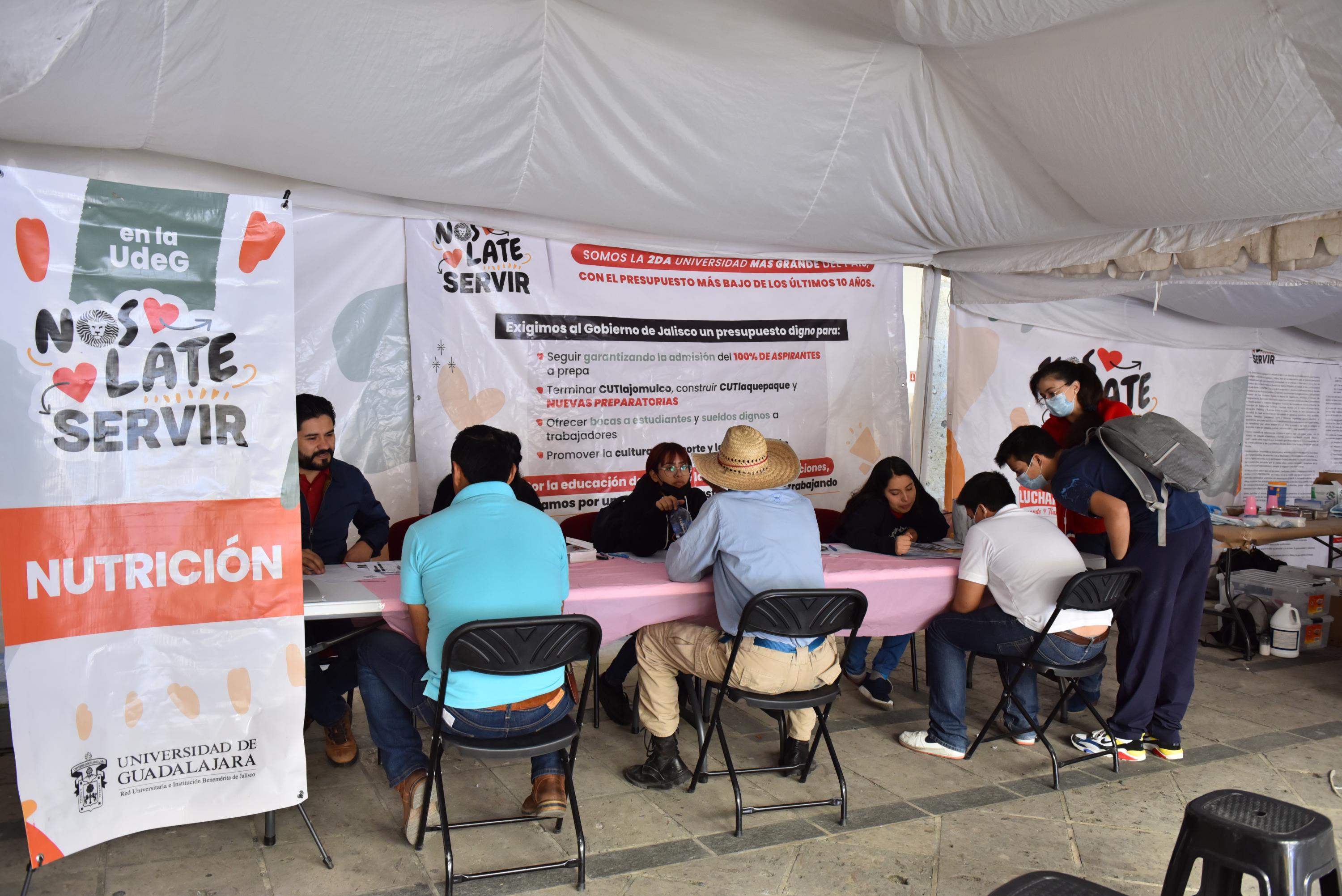 Las Brigadas Universitarias "Nos late servir" facilitan atención y servicios médicos en las cercanías del Centro de Guadalajara