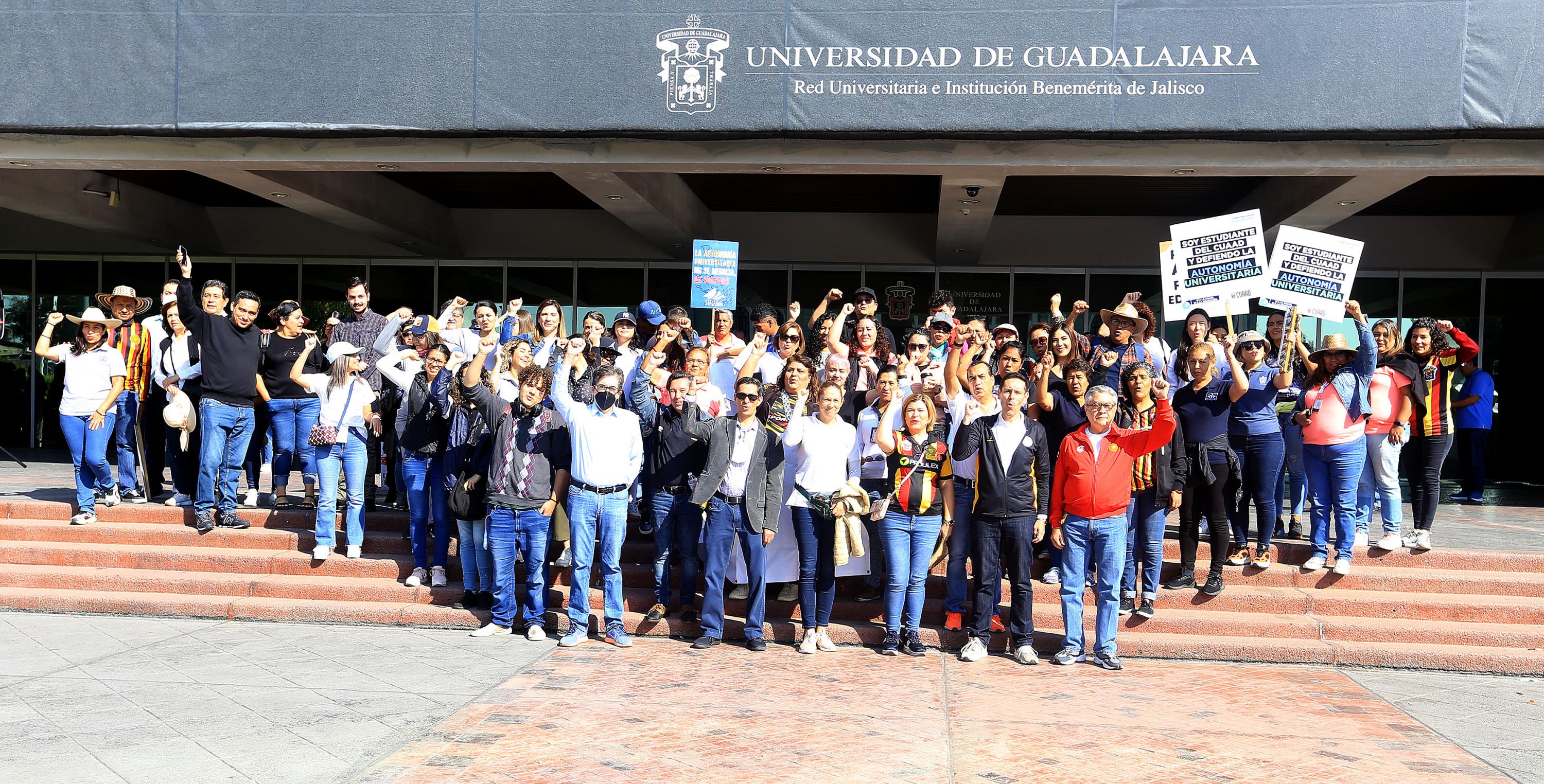 Un centenar de universitarias y universitarios reclamaron al gobierno estatal respeto a la autonomía universitaria