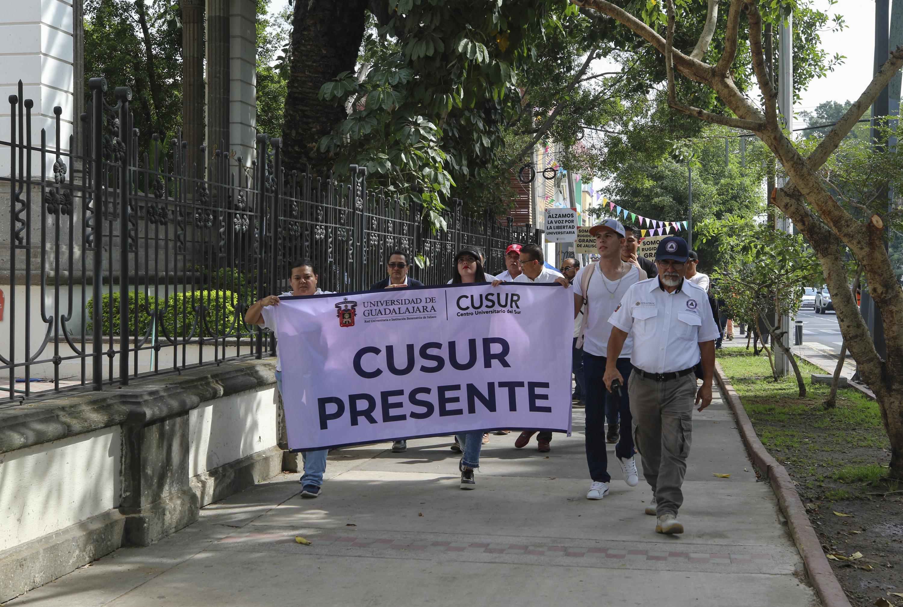 Realizan Caminata por la Autonomía, la Salud y la Educación 174 desde Rectoría General hasta Casa Jalisco