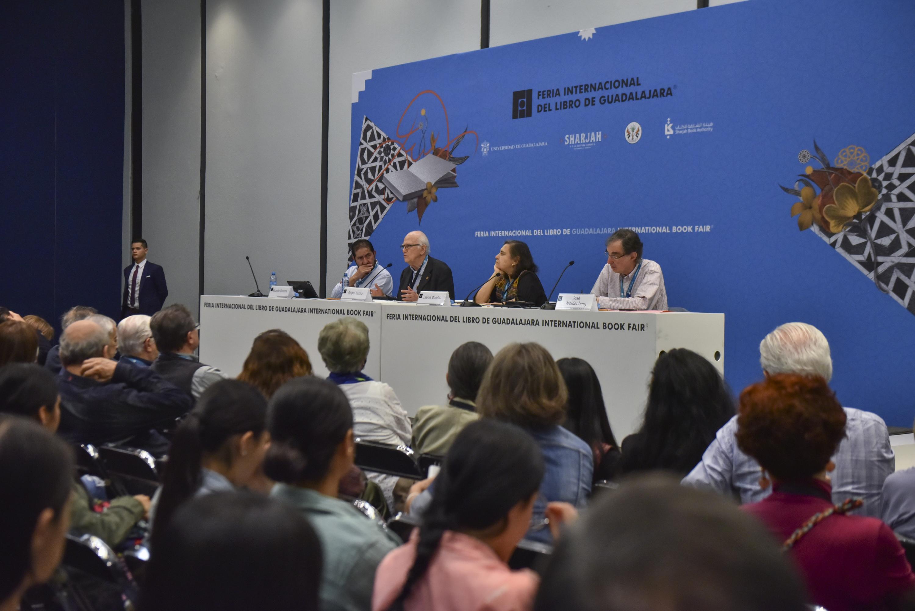 En el “Foro Nexos: preguntas desde la izquierda”, participaron Ricardo Becerra, Leticia Bonifaz y José Woldenberg, además de Bartra, quienes hablaron sobre los riesgos de la democracia