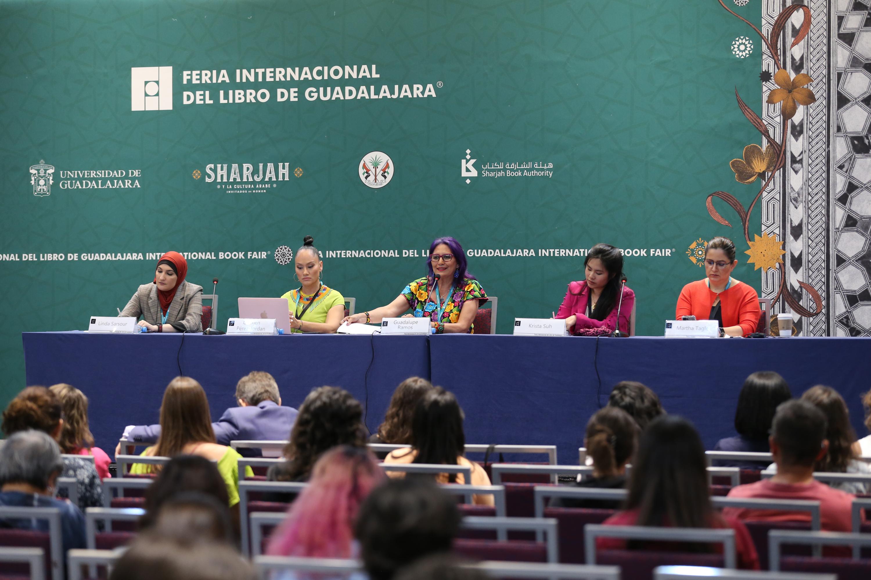 En mesa de diálogo “Y sin embargo se mueven. Las mujeres en las calles del mundo”