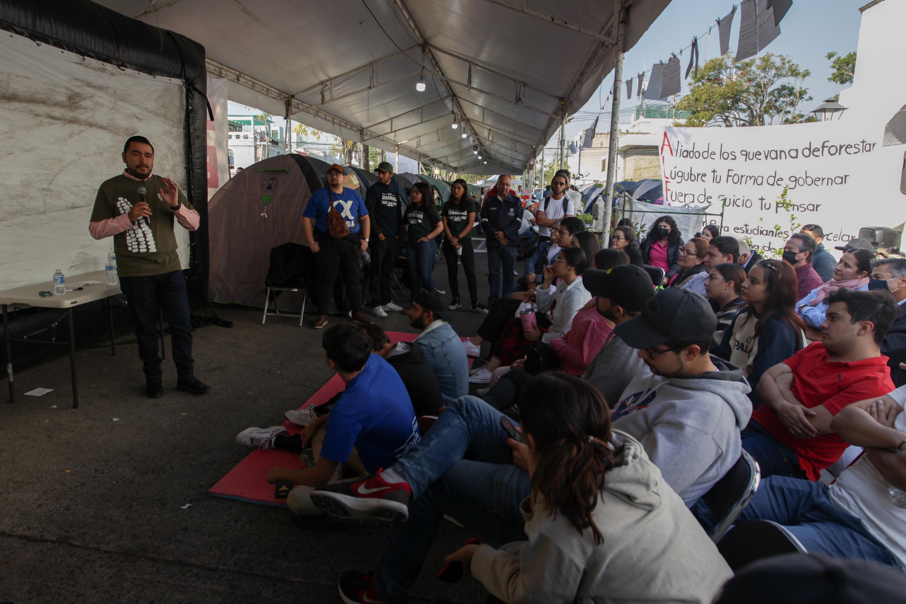 Manifestantes avalan decisión del Rector General de pasar en el campamento la noche previa a la audiencia de Javier, Iván y José