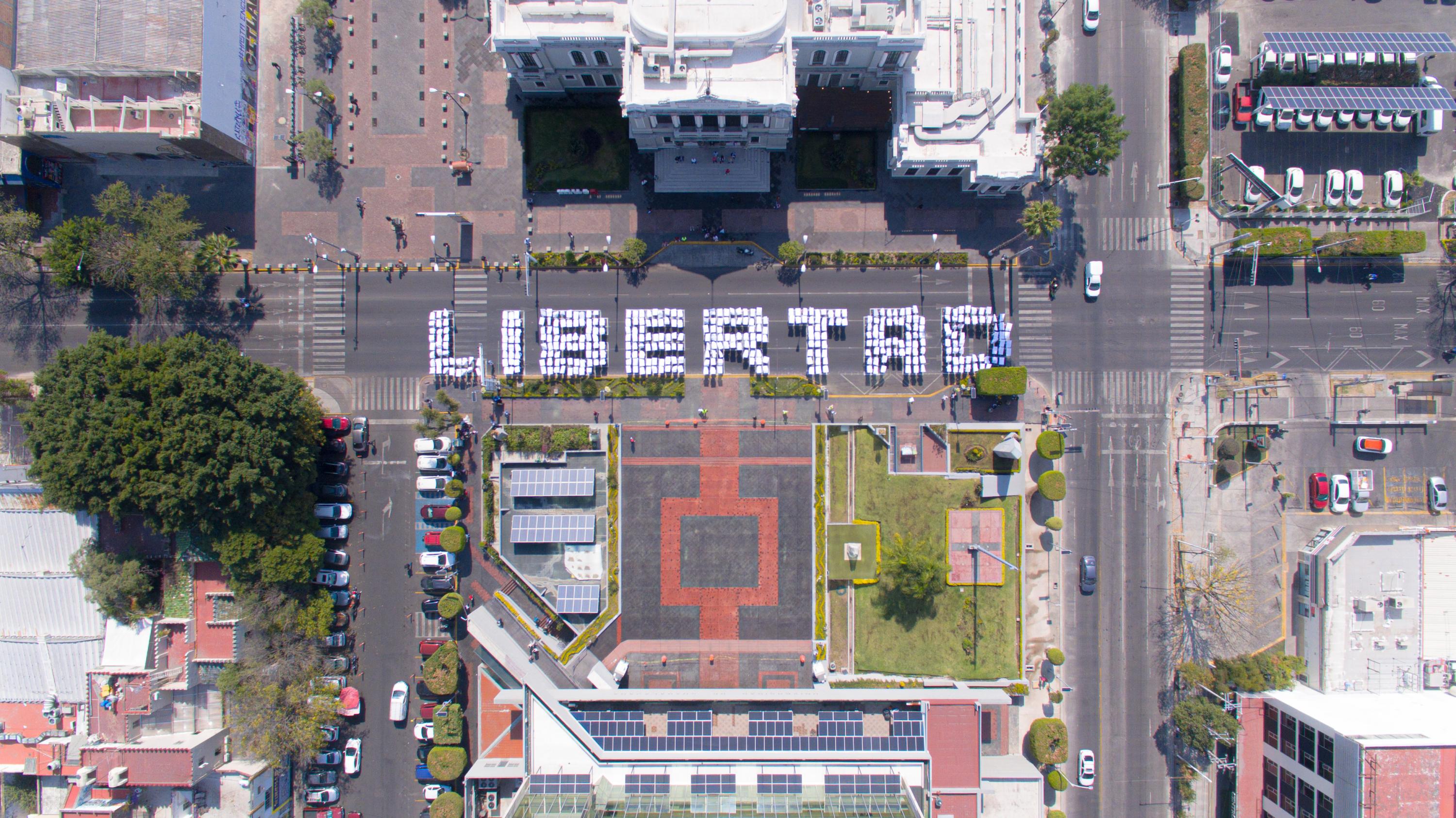 Frente a Rectoría General, la comunidad universitaria se congregó para formar la palabra “Libertad” en protesta por la encarcelación de Javier, Iván y José
