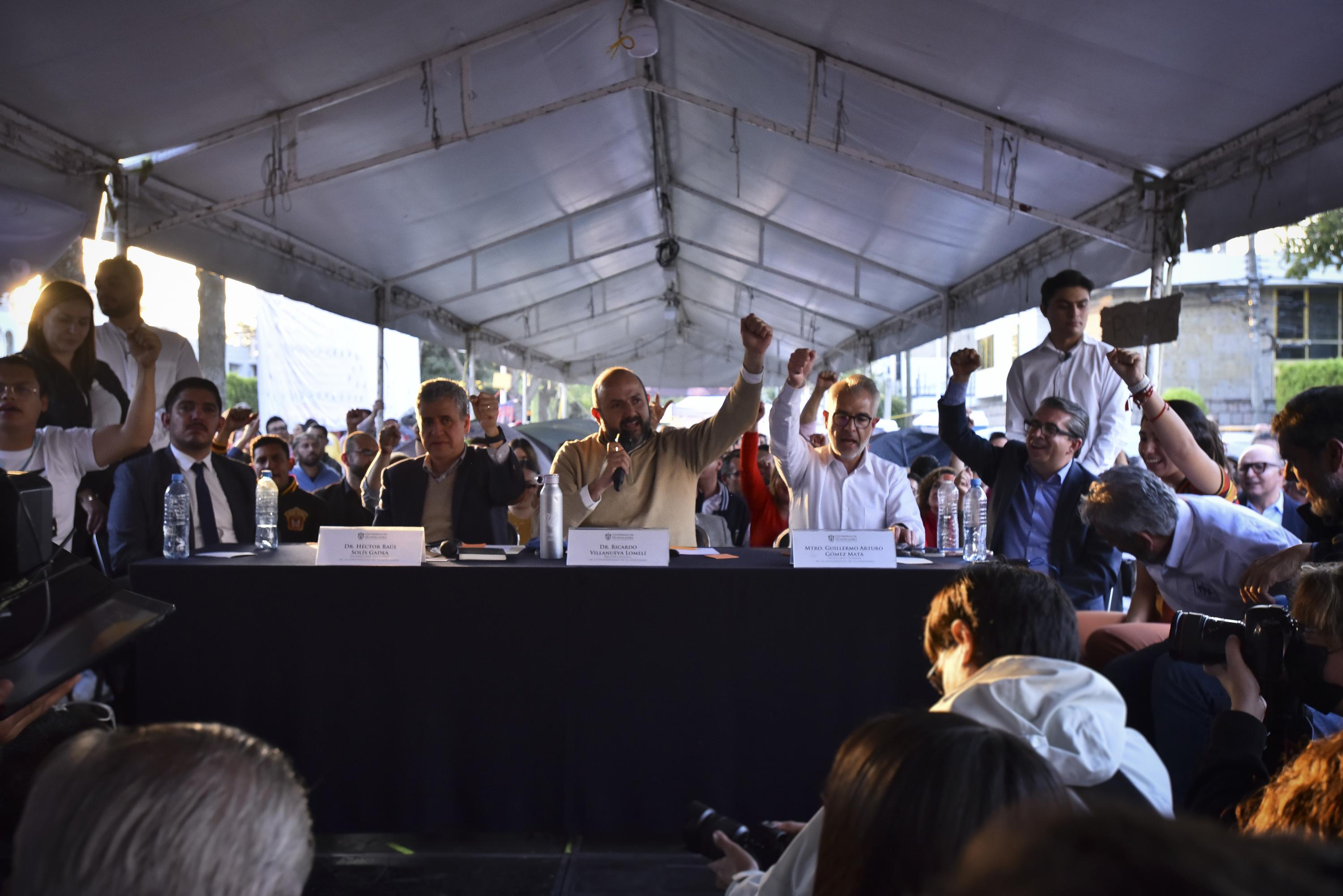 Los estudiantes Javier, Iván Ilich y José Alexis, que llegaron a la sesión del CGU frente a Casa Jalisco, agradecieron a toda la comunidad universitaria y sociedad en general el apoyo brindado