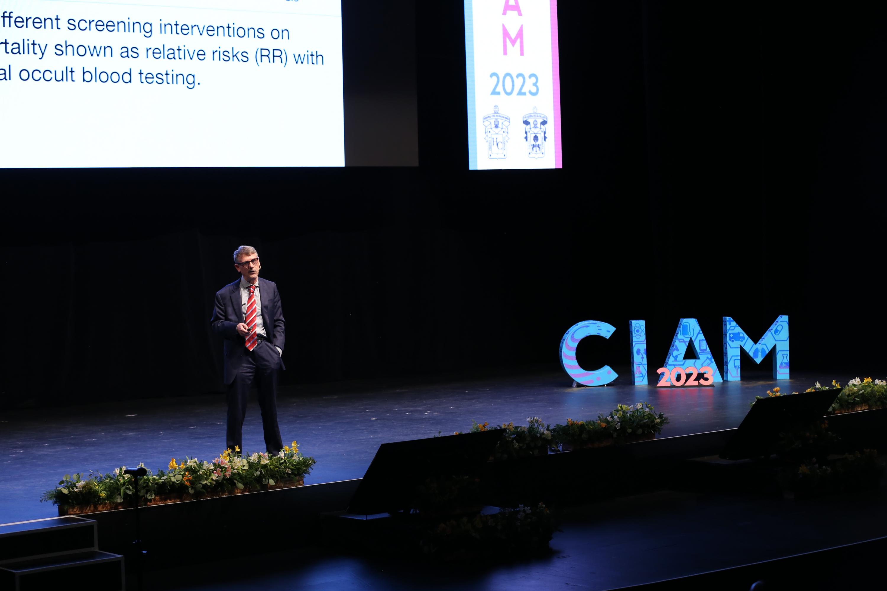 El profesor Gordon Guyatt, experto en epidemiología ofreció conferencia magistral en el CIAM 2023