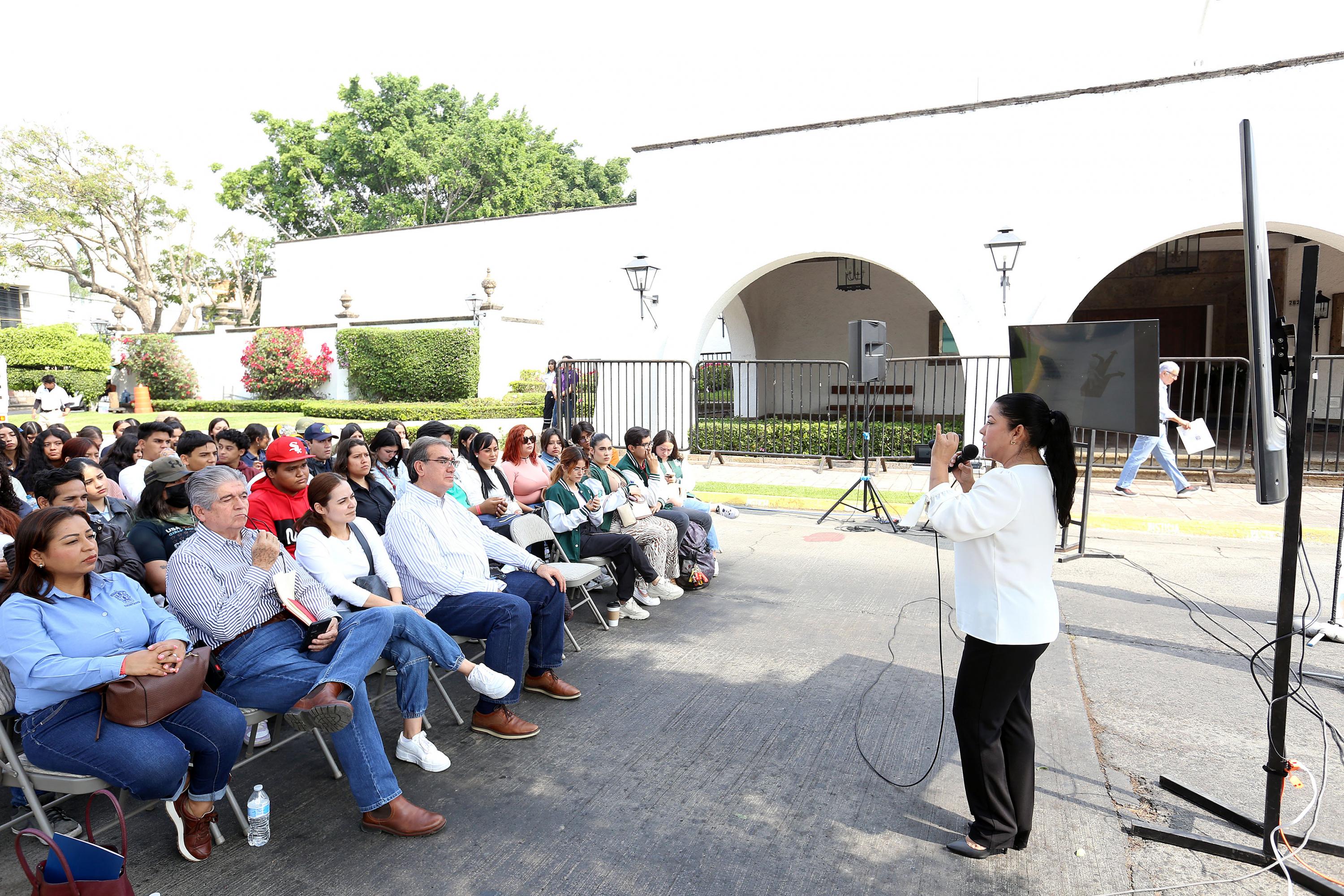 Frente a Casa Jalisco, ante 160 universitarios, la filósofa Enriqueta Benítez, ofreció la master class 25 