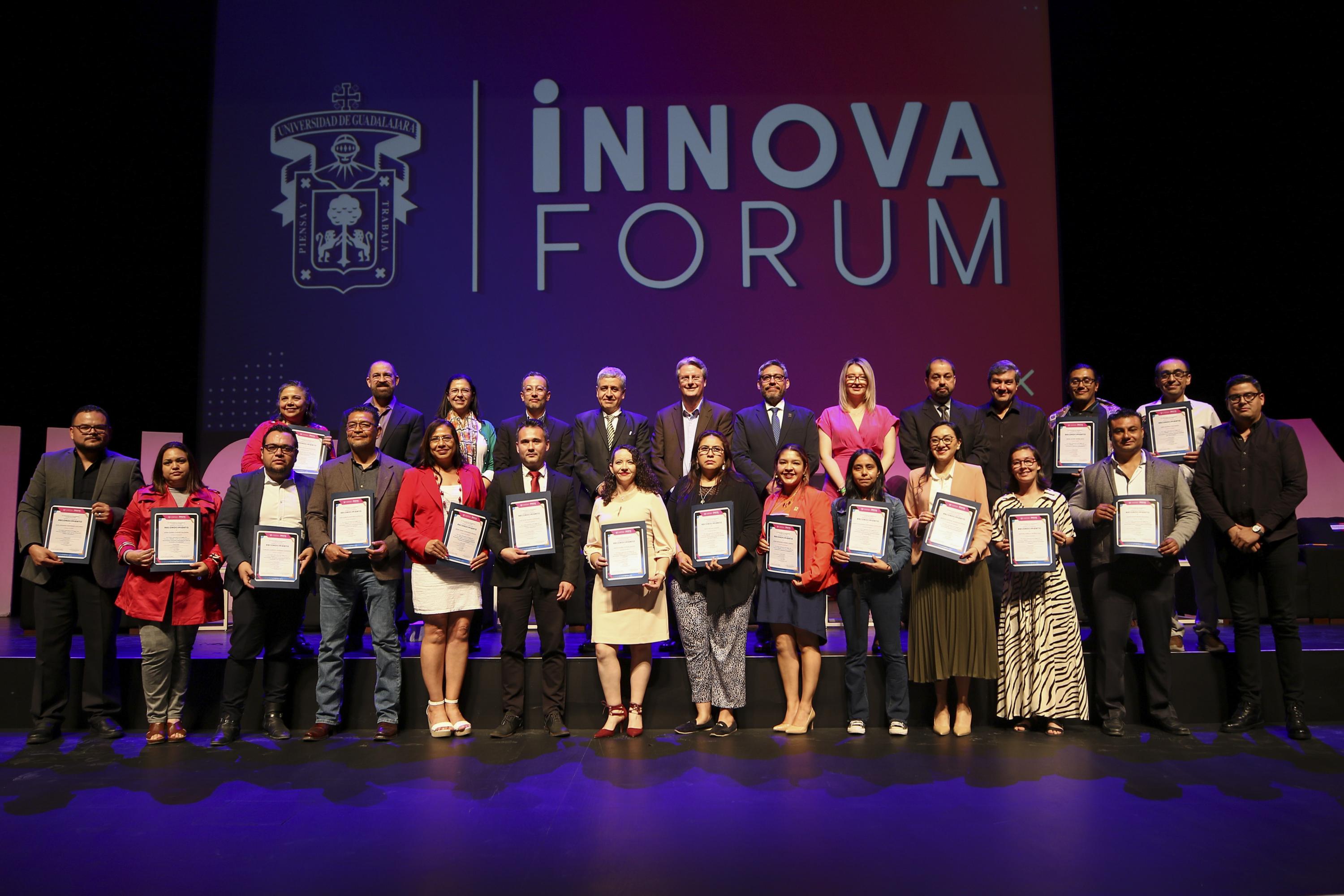 15 académicas y académicos recibieron el Premio a la Práctica Docente Innovadora en el marco de la segunda edición de Innova Forum 2023