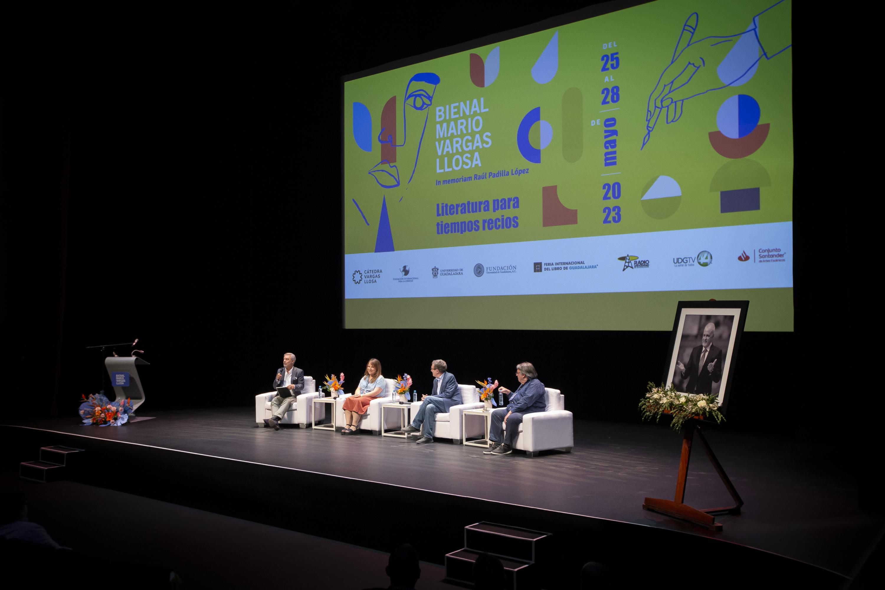 Escritores y escritora de España conversan sobre las posibilidades para alcanzar la paz, durante la V Bienal Mario Vargas Llosa en el Conjunto Santander de Artes Escénicas
