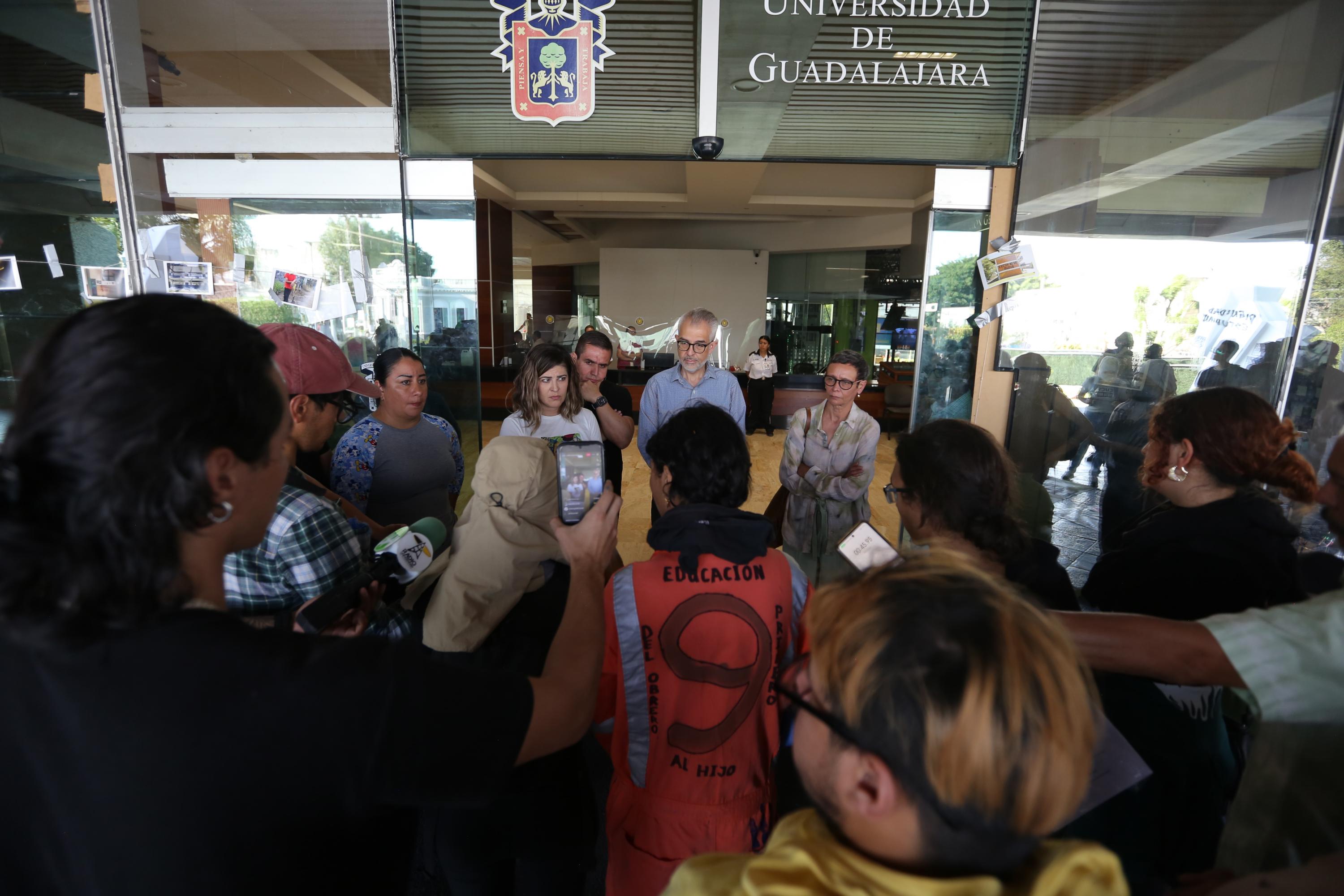 Autoridades universitarias recibieron hoy a manifestantes que marcharon de La Normal a Rectoría General