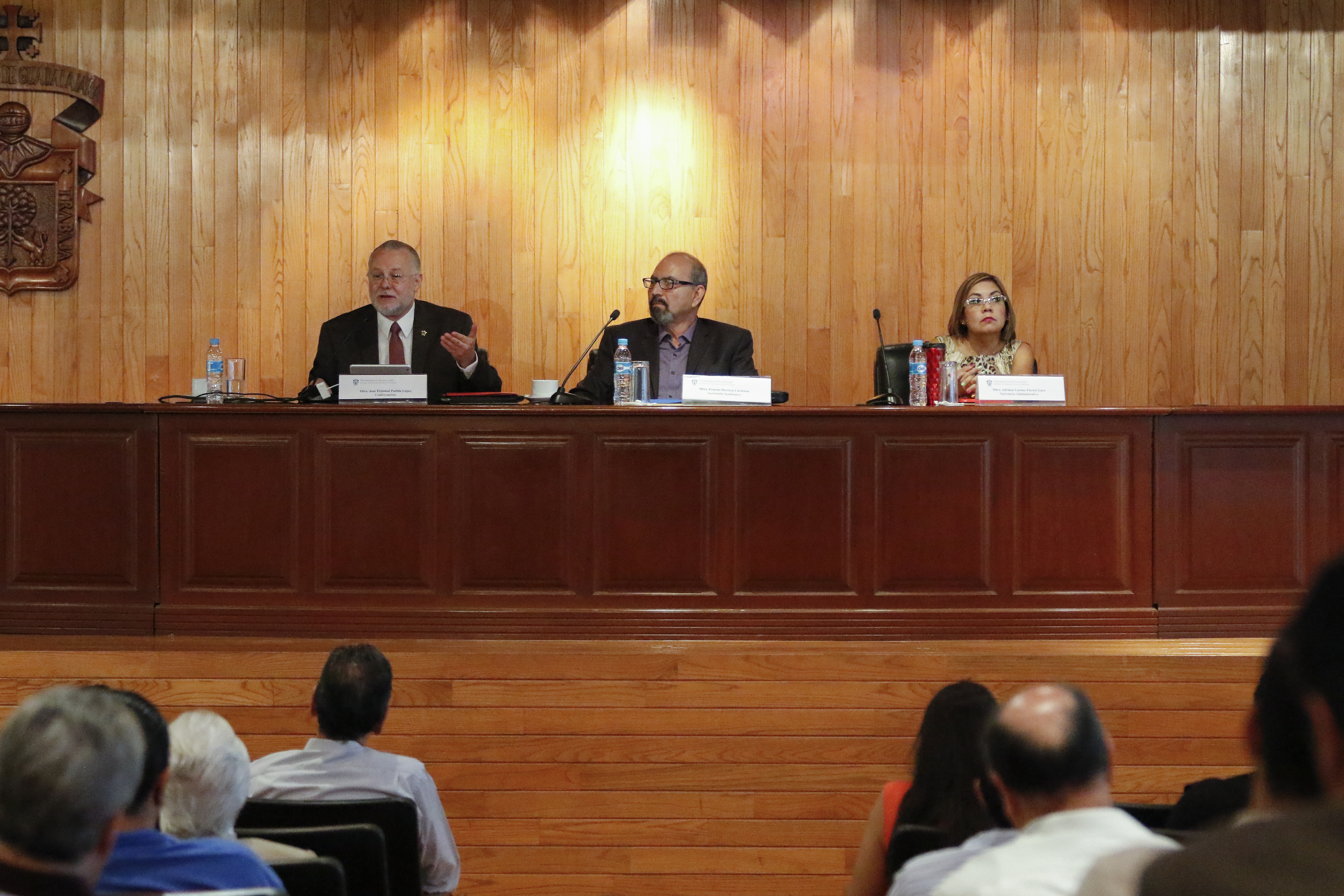 José Trinidad Padilla López, exrector de la máxima Casa de Estudio de Jalisco, dictando su conferencia “Autonomía e Identidad Universitaria”