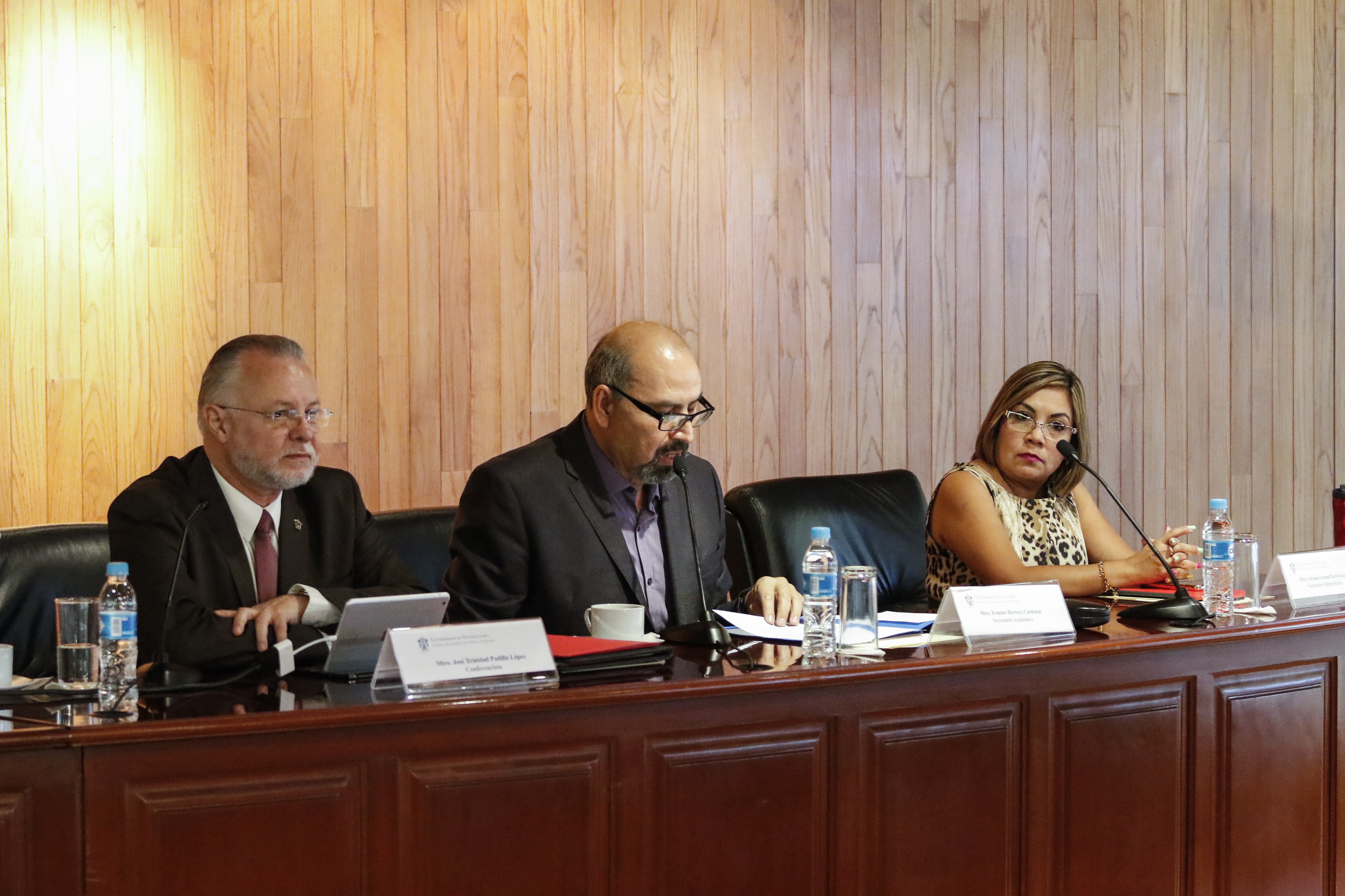Mtro. Ernesto Herrera Cárdenas, Secretario Académico del SEMS, haciendo uso de la palabra, como panelista en el evento.