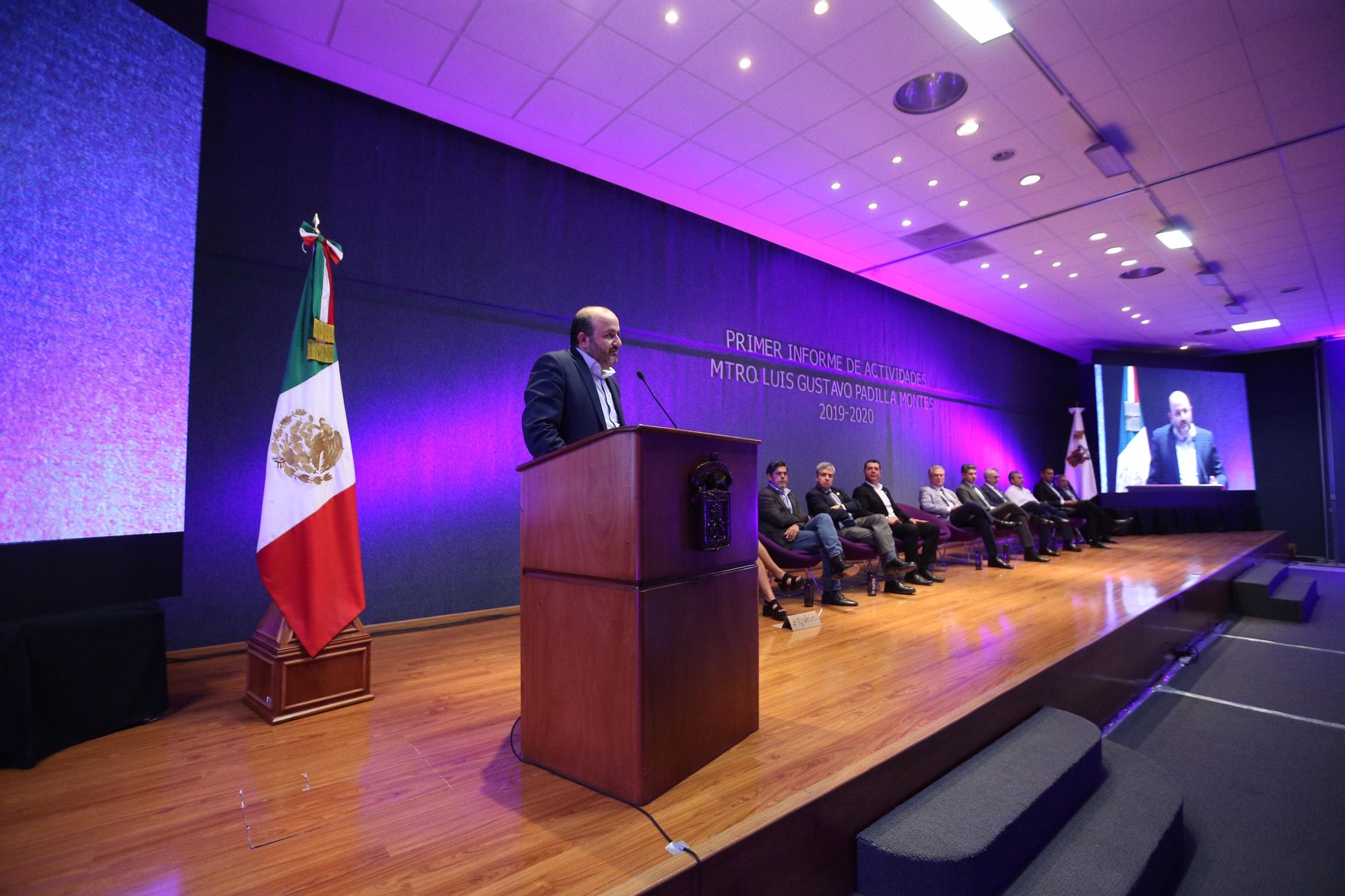 En el podio, el Rector General, en su mensaje al término del informe del rector del CUCEA