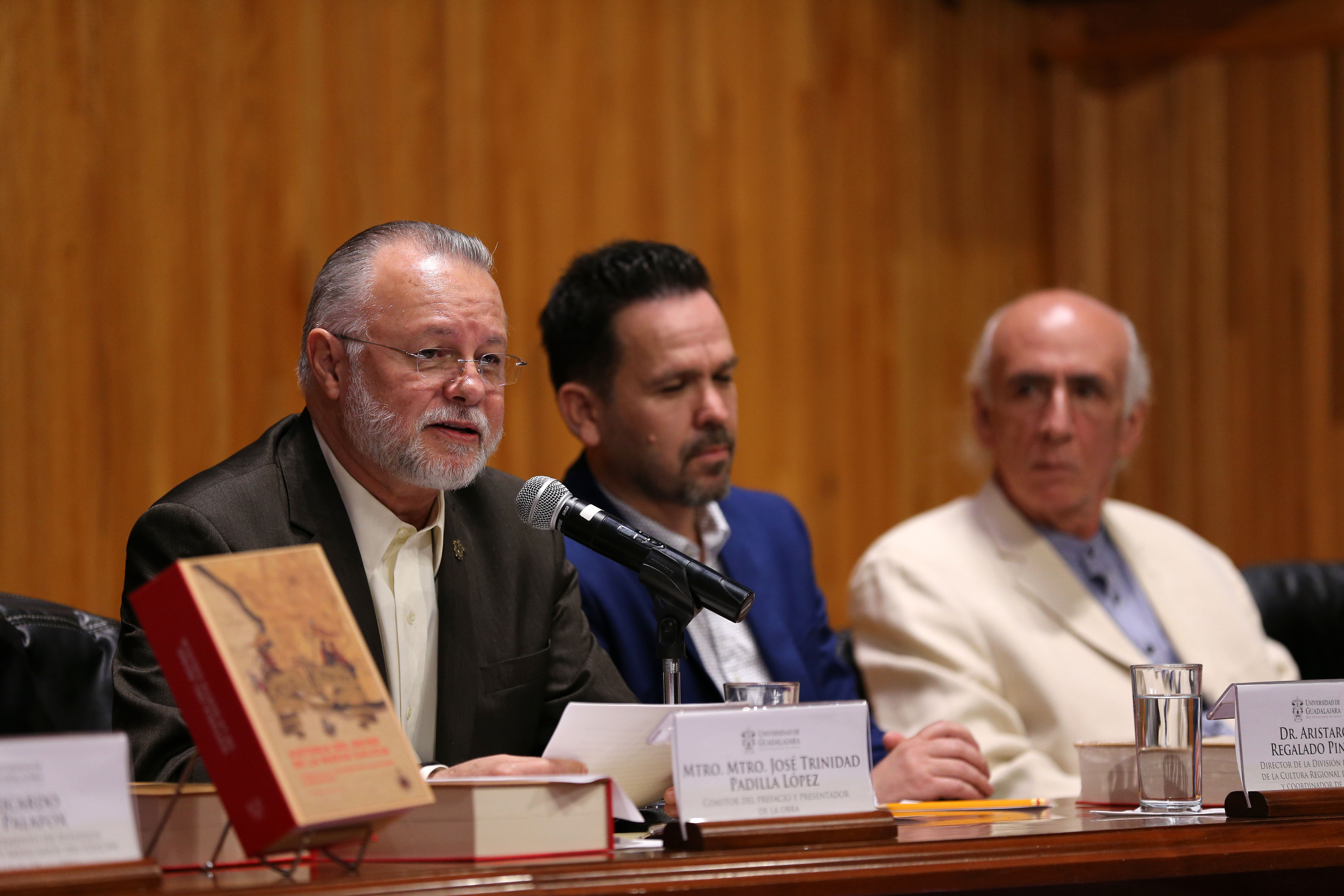 El  licenciado José Trinidad Padilla López en la presentación del libro “Historia del Reino de la Nueva Galicia”