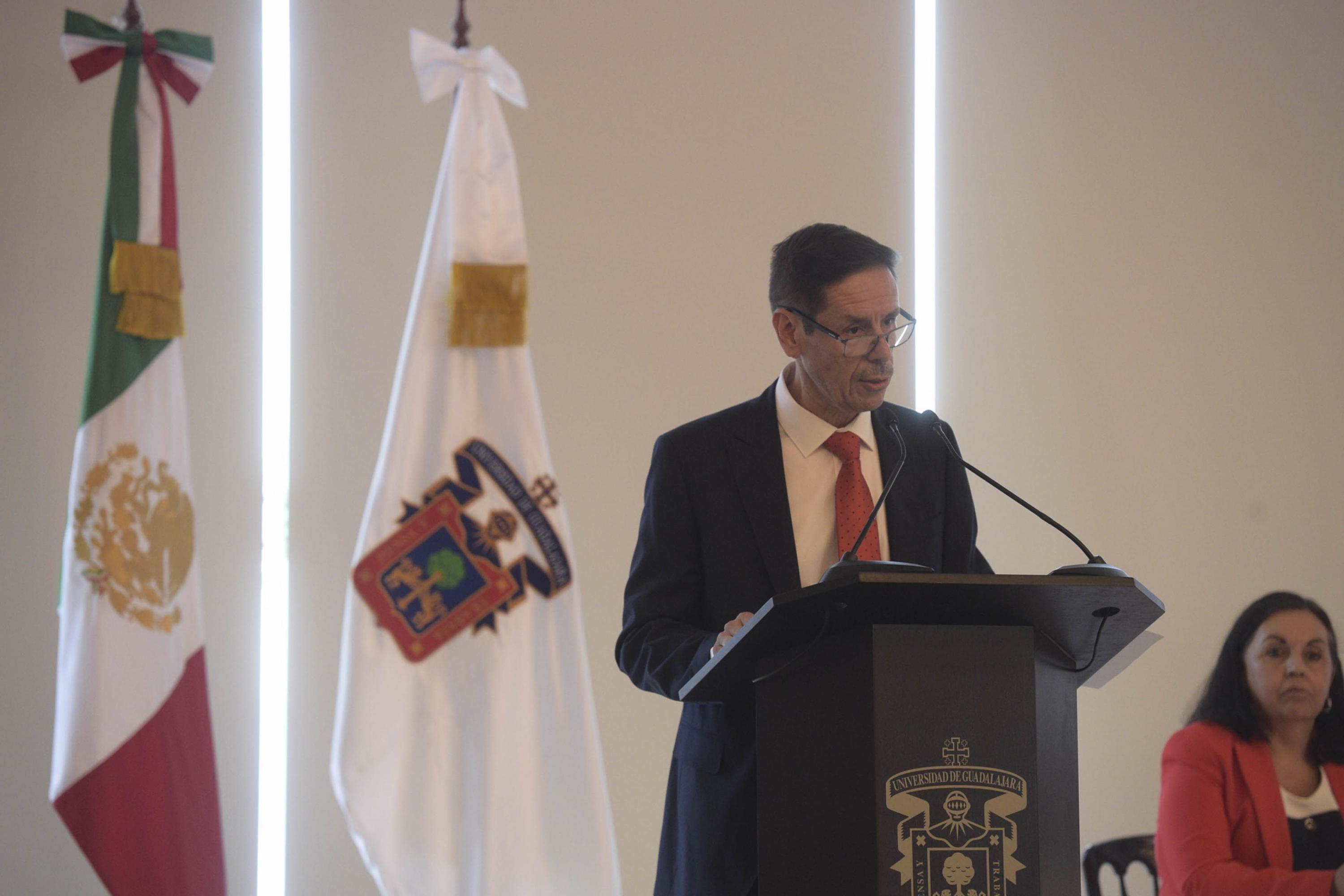 Rector del Centro Universitario de Arte, Arquitectura y Diseño (CUAAD), doctor Francisco Javier González Madariaga, desde el podio haciendo uso de la voz