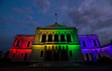 El MUSA colorea con luz su fachada por Día Internacional del Orgullo 