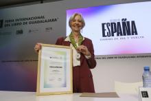 Recibe Patricia van Rhijn homenaje al Mérito Editorial en la FIL