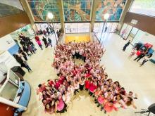Hospitales Civiles buscan concientizar sobre el cáncer de mama con moños rosa gigantes