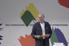 Dialoga Joan Manuel Serrat con su público en la FIL 2025