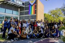 CUCSH coloca bandera LGBTIQ+ en sus instalaciones 