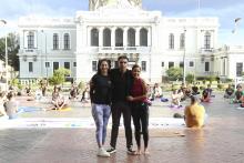 Practican yoga en explanada de Rectoría General de la UdeG, como parte de Hábitat LATAM 2026