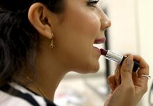 Impuesto rosa hace que las mujeres paguen hasta 40 por ciento más en higiene personal, ropa y otros servicios