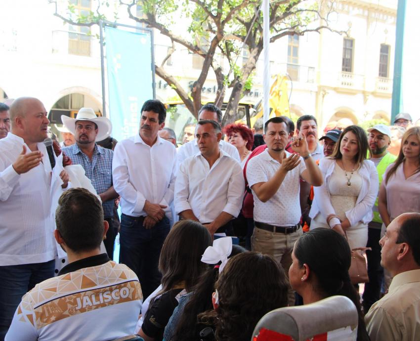 Promete el Gobernador de Jalisco transporte público para estudiantes del CUAltos