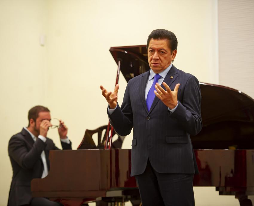 Tenor Francisco Araiza comparte su experiencia con cantantes y estudiantes de Música