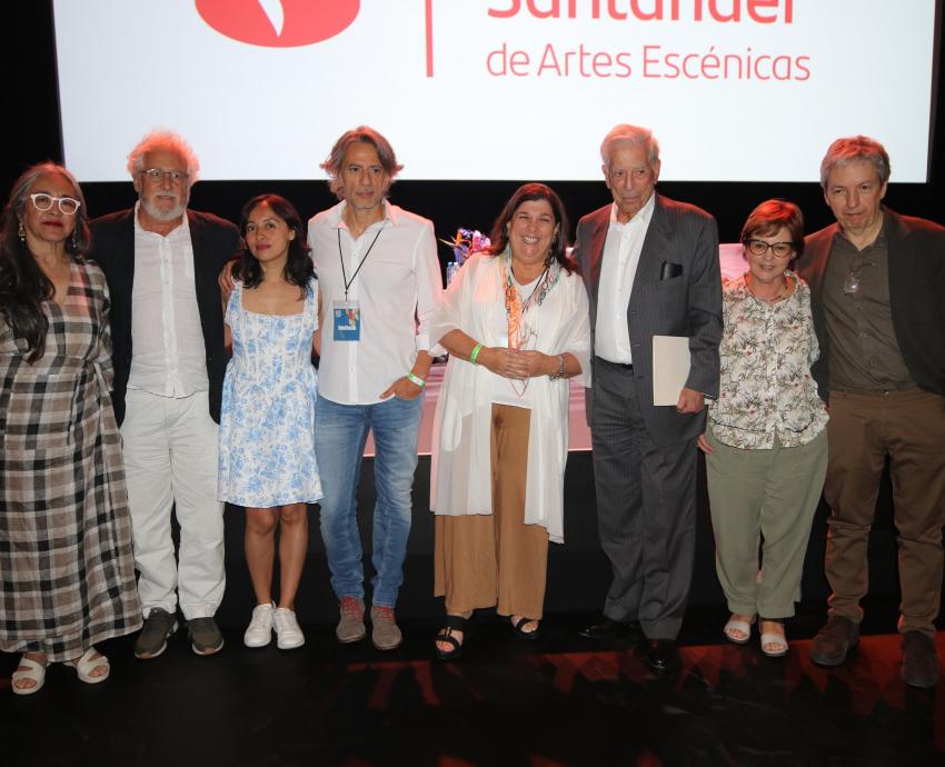Bienal Mario Vargas Llosa aborda los peligros de la libertad y reconoce la labor de Raúl Padilla López