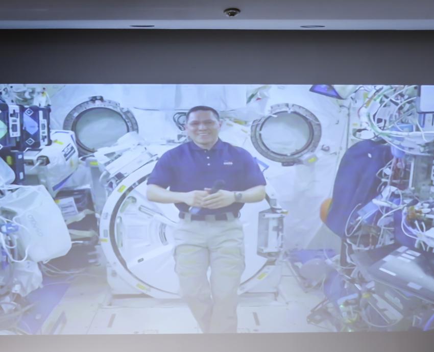 Astronauta Frank Rubio dialoga desde el espacio con niñas y niños en transmisión inédita de Canal 44