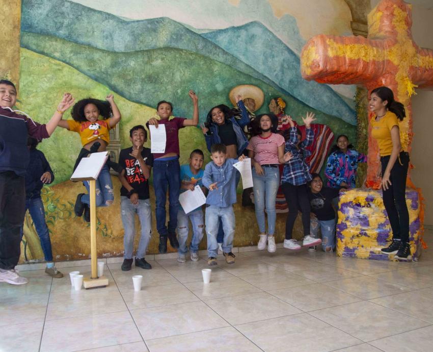Egresado del CUAAD forma a jóvenes fotógrafos en las 12 regiones de Jalisco