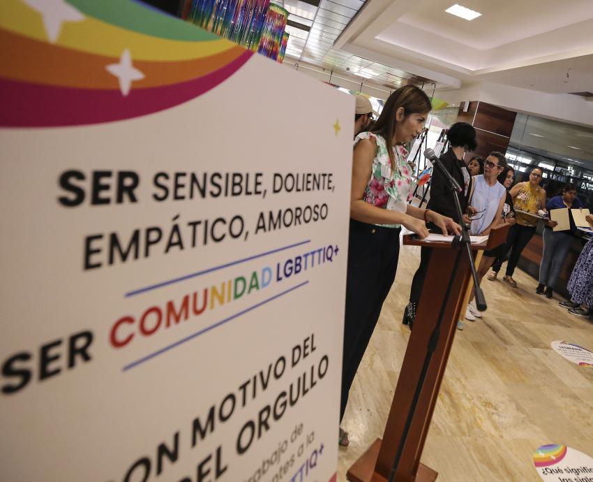 Inauguran “Ser comunidad LGBTTTIQ+”, exposición del orgullo en el lobby del edificio de Rectoría General