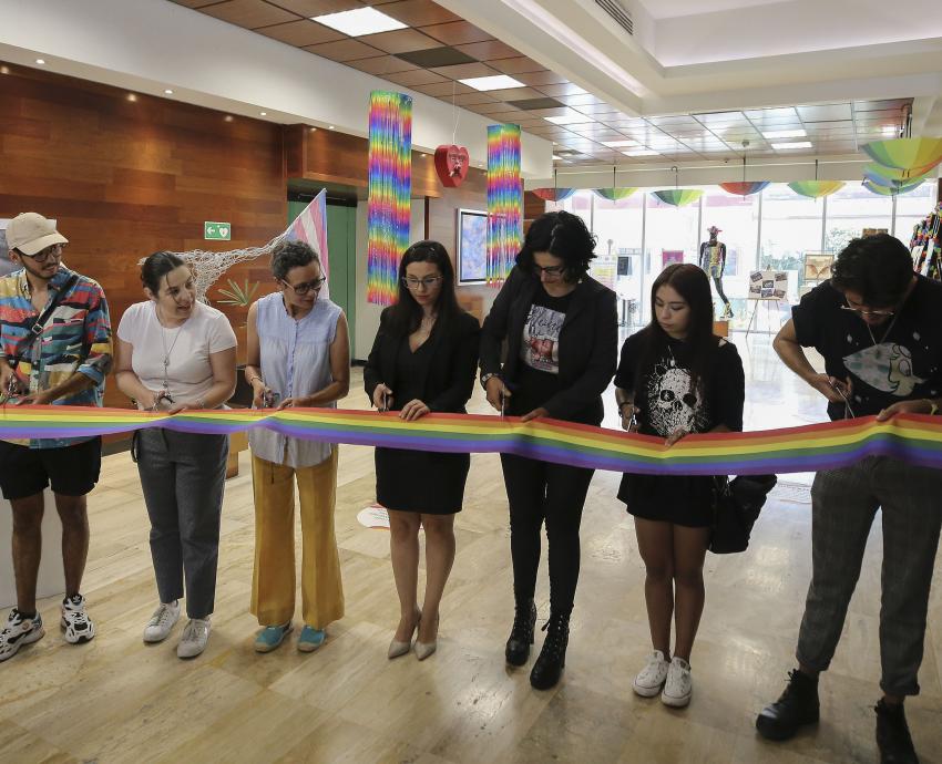 Inauguran “Ser comunidad LGBTTTIQ+”, exposición del orgullo en el lobby del edificio de Rectoría General