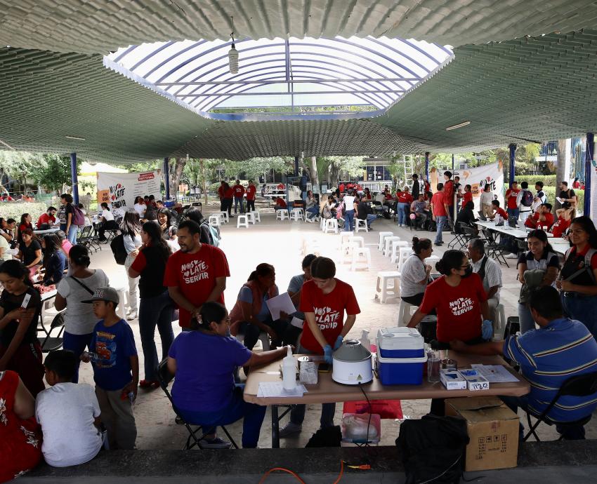 Brigada "Nos late servir" ofrece servicios de salud en Preparatoria de Tlajomulco