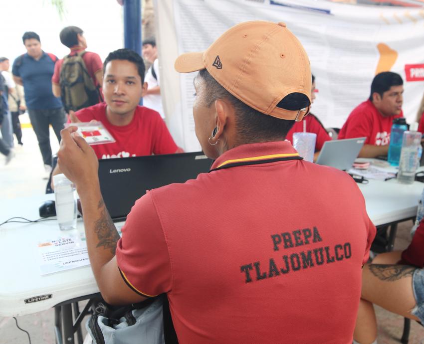 Brigada "Nos late servir" ofrece servicios de salud en Preparatoria de Tlajomulco