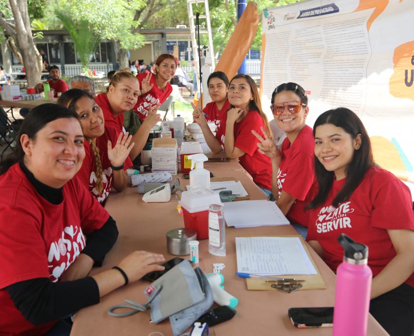 Brigada "Nos late servir" ofrece servicios de salud en Preparatoria de Tlajomulco