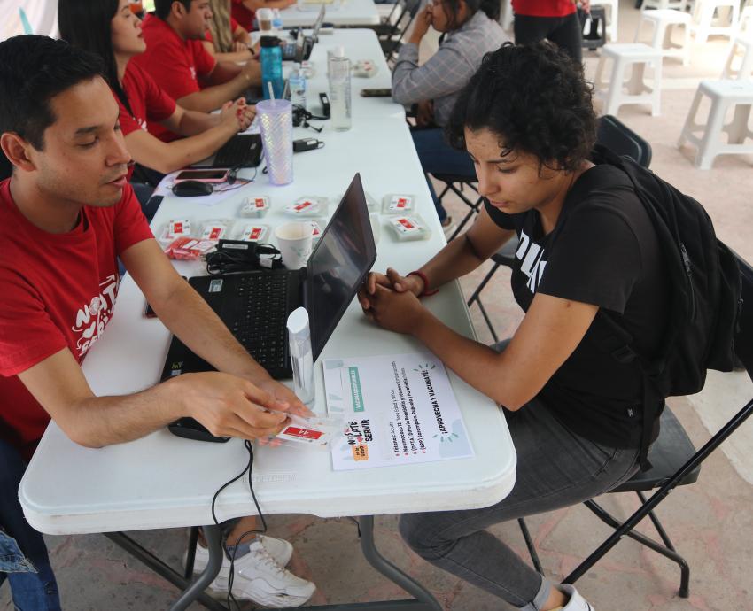 Brigada "Nos late servir" ofrece servicios de salud en Preparatoria de Tlajomulco