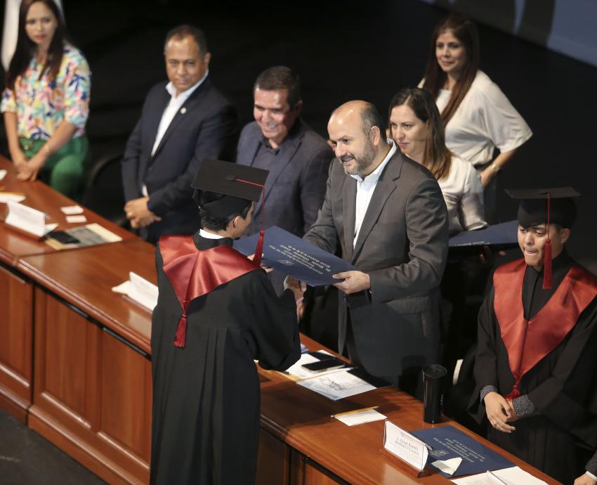 Apadrina Rector General a egresados de la Preparatoria San José del Valle, de Tlajomulco de Zúñiga 
