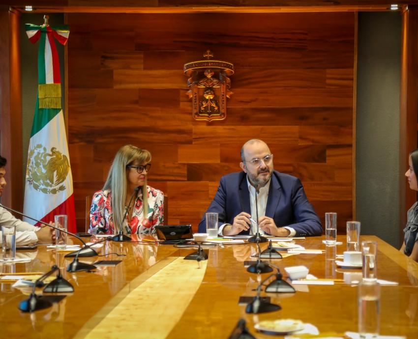 Felicita Rector General a medallistas universitarios