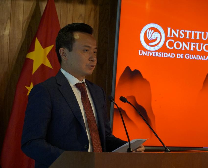 Imparte el embajador de China en México la primera clase del Instituto Confucio de la UdeG a bachilleres del SEMS
