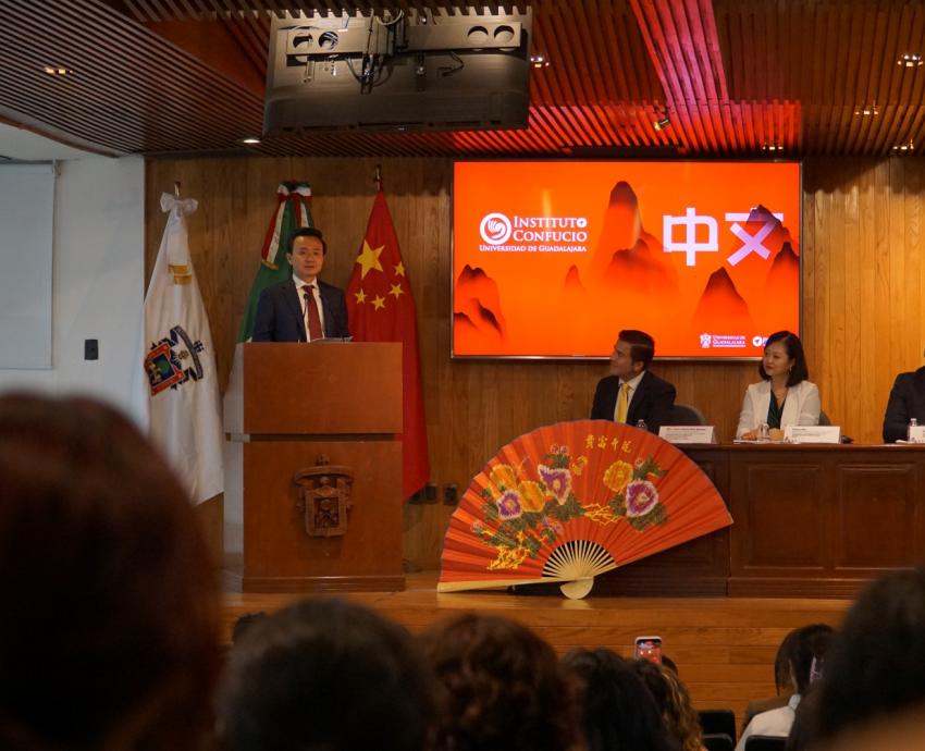 Imparte el embajador de China en México la primera clase del Instituto Confucio de la UdeG a bachilleres del SEMS
