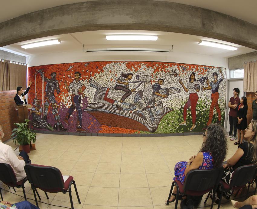Obed Calderón presenta “Liberatura”, mural sobre el conocimiento, en Preparatoria 13