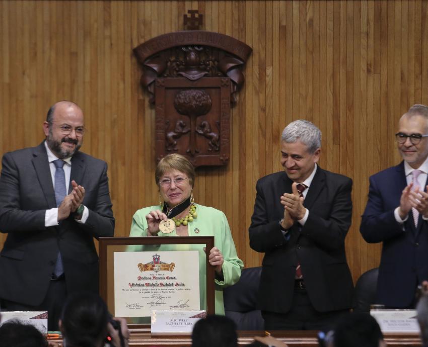 Expresidenta Michelle Bachelet recibe el Doctorado “Honoris causa” de la UdeG