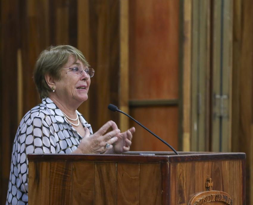 Expresidenta chilena Michelle Bachelet honra la memoria de Salvador Allende en la UdeG