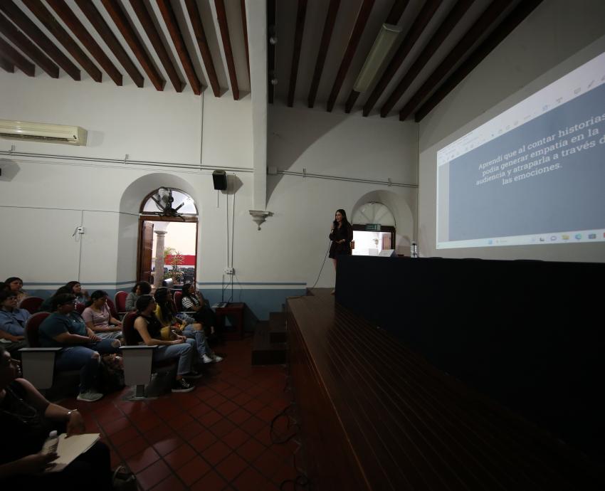 Imparte Perla Burciaga conferencia sobre la influencia que ejerce el periodismo en la sociedad