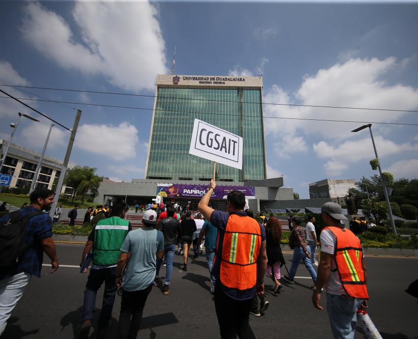 UdeG evacúa a 190 mil personas de sus instalaciones en todo Jalisco