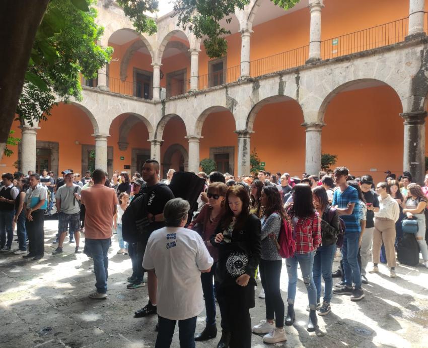 UdeG evacúa a 190 mil personas de sus instalaciones en todo Jalisco